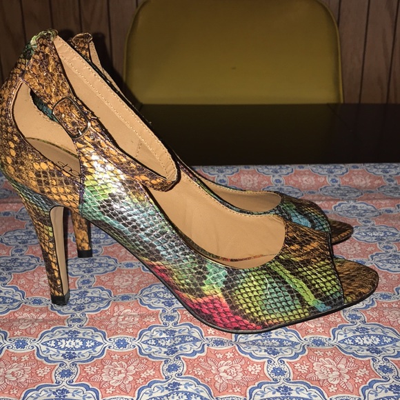 4/$10🌻🌻Rainbow snake skin print pumps - Picture 2 of 5
